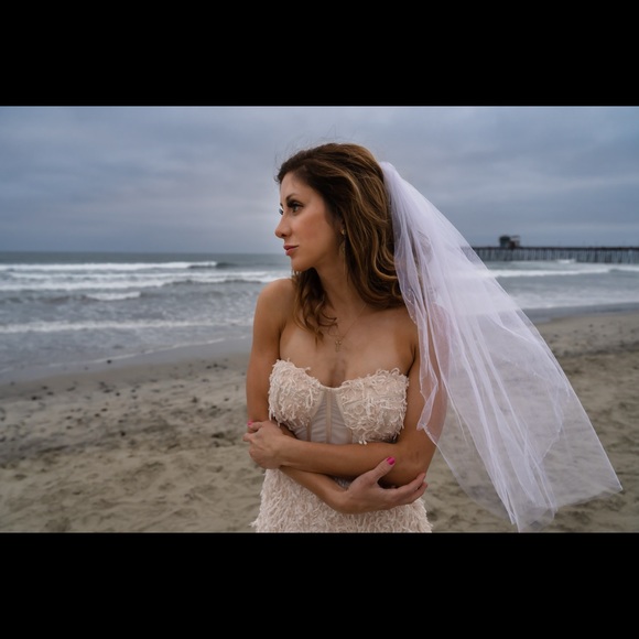 Bridal  gown - Picture 3 of 9